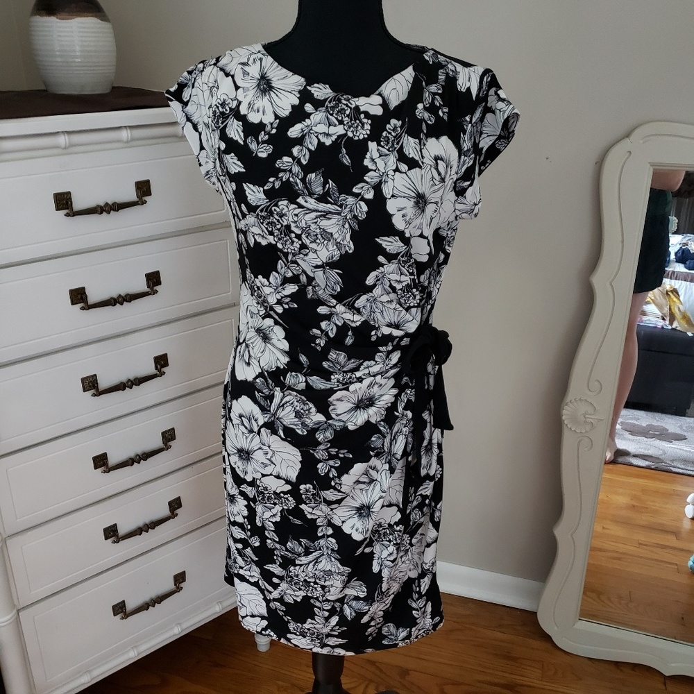EUC A Pea in the Pod floral maternity dress